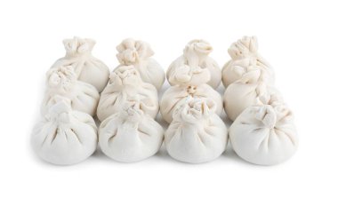 Pek çok pişmemiş khinkali (hamur tatlısı) beyaz üzerine izole edilmiş. Gürcistan mutfağı