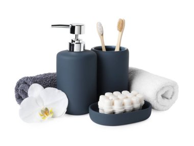 Banyo aksesuarları. Beyaza izole edilmiş farklı kişisel bakım ürünleri ve çiçekler.