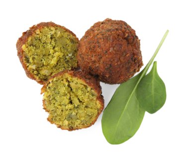 Nefis falafel köfteleri ve fesleğen beyaza izole edilmiş.