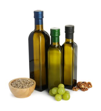 Sebze yağları. Beyaz üzerine izole edilmiş farklı yemek yağı ve malzemelerinden oluşan şişeler.