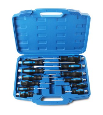 Açık araç kutusunda beyaz üzerine izole edilmiş tornavida seti