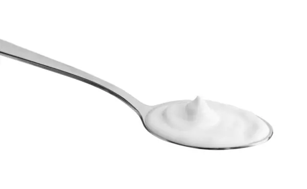 白で分離された酸っぱいクリームが付いている1つの銀のスプーン — ストック写真