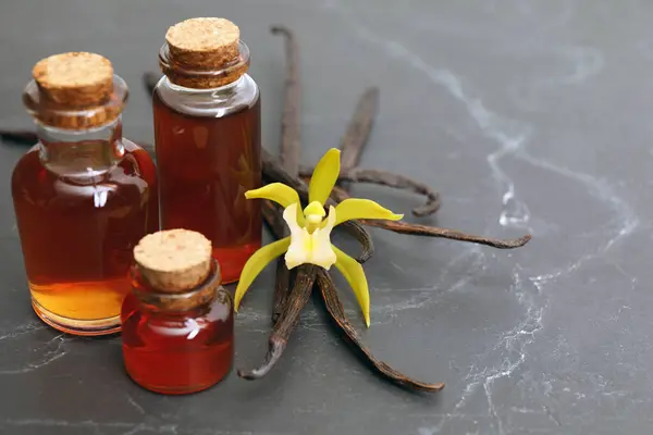 Aromatische Vanille Extract Peulen Bloem Zwarte Tafel Close Ruimte Voor — Stockfoto