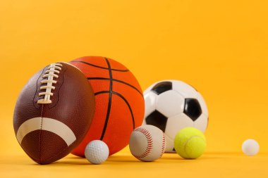 Sarı arka planda birçok farklı spor topu