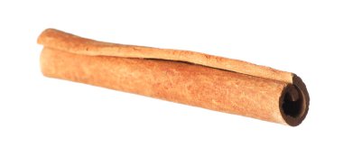 Beyaz üzerine izole edilmiş bir aromatik tarçın çubuğu.