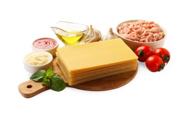 Lazanya için pişirilmemiş malzemeler beyaza izole edilmiş.