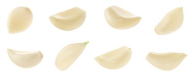 Taze sarımsak karanfilleri beyaza izole edilmiş.