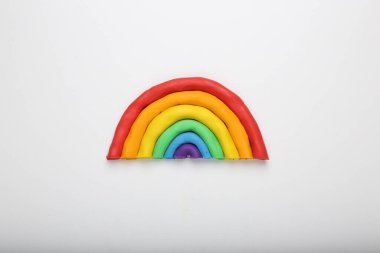 Beyaz arka planda plastikten yapılmış güzel gökkuşağı, üst manzara