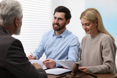 Çift, ofiste avukatla görüşüyor.