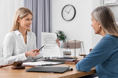 Kıdemli kadın avukatla ofisinde toplantı yapıyor.