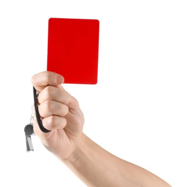 Hakem kırmızı kart tutuyor ve beyaz arkaplanda ıslık çalıyor, yakın plan.