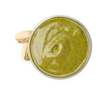 Fıstıklı krema kasede ve fındıklı, beyaz manzaralı.