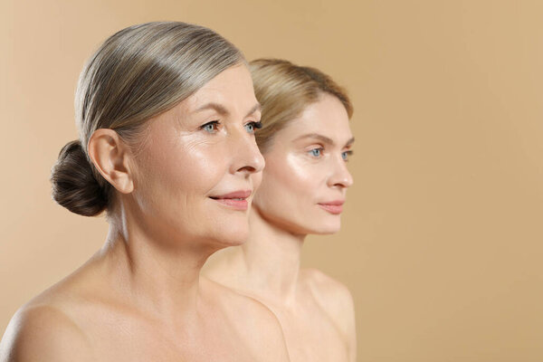 Красивые женщины со здоровой кожей на бежевом фоне, место для текста