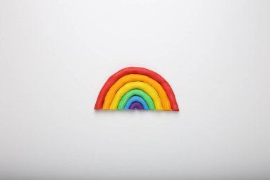 Beyaz arka planda plastikten yapılmış güzel gökkuşağı, üst manzara