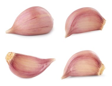 Taze sarımsak karanfilleri beyaza izole edilmiş.