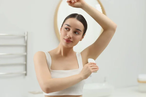 Piękna Młoda Kobieta Stosujące Dezodorant Łazience — Zdjęcie stockowe
