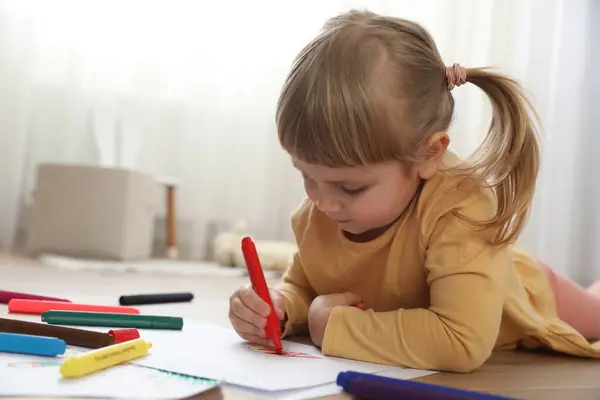 Menina Bonito Desenho Com Marcador Chão Dentro Casa Arte Infantil — Fotografia de Stock