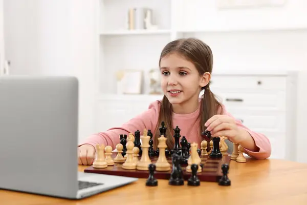 Roztomilé Dívka Učí Hrát Šachy Online Lektor Doma — Stock fotografie
