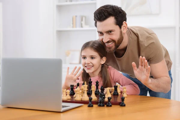 Otec Učí Svou Dceru Hrát Šachy Online Lekci Doma — Stock fotografie