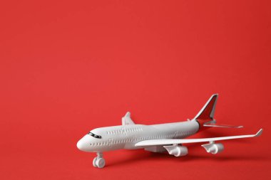 Kırmızı arka planda oyuncak uçak, mesaj için boşluk. Lojistik ve toptan satış kavramı