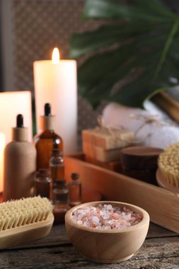 Ahşap masanın üzerinde farklı spa ürünleri olan kompozisyon