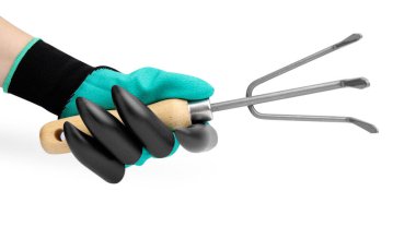 Pençe eldivenli kadın beyaz arka planda tırmık tutuyor, yakın plan.