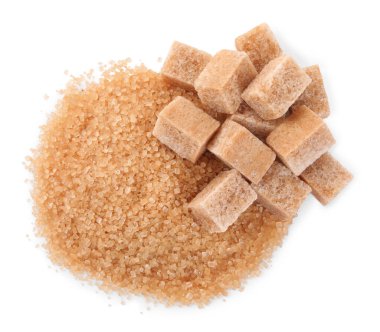 Beyaz üzerine izole edilmiş farklı kahverengi şeker tipleri, üst görünüm