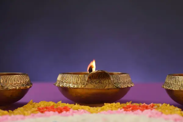 ディワリのお祝い 紫色の背景に対するDiyaランプおよび多彩な範囲 クローズアップ — ストック写真