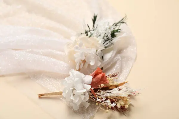 Stylová Boutonniere Bílá Tkanina Béžovém Pozadí Detailní Záběr — Stock fotografie