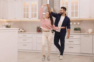 Mutfakta dans eden mutlu çift.