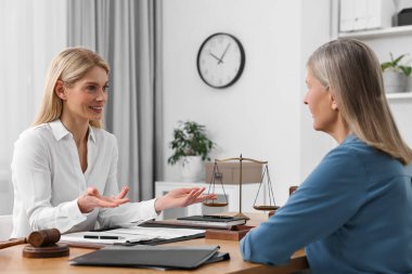 Kıdemli kadın avukatla ofisinde toplantı yapıyor.