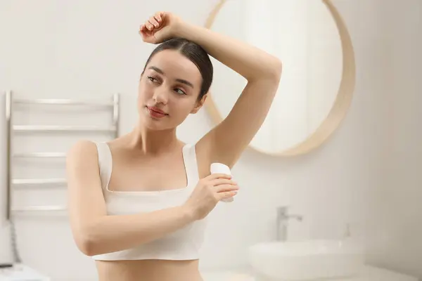Piękna Młoda Kobieta Stosujące Dezodorant Łazience — Zdjęcie stockowe