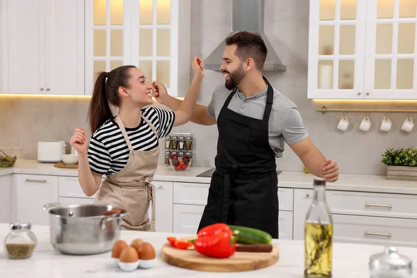 Šťastný Krásný Pár Tanec Spolu Při Vaření Kuchyni — Stock fotografie