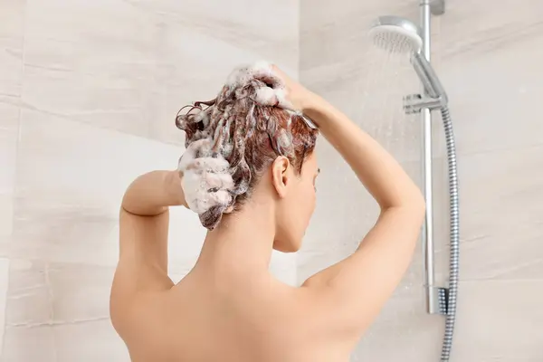 Mladá Žena Mytí Vlasů Šamponem Sprše Pohled Zezadu — Stock fotografie