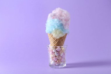 Mor arka planda gözleme külahında pamuk şeker