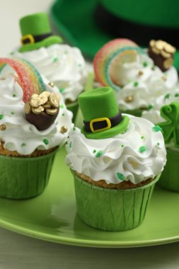 St. Patrick 'in gündüz partisi. Lezzetli dekore edilmiş kekler masada, yakın plan.