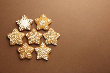 Kahverengi arka planda kremalı lezzetli Noel kurabiyeleri. Metin için boşluk