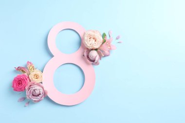 8 Mart tebrik kartı tasarımı açık mavi arka planda güzel çiçekler, üst manzara. Metin için boşluk