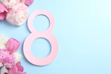 8 Mart tebrik kartı tasarımı açık mavi arka planda güzel çiçekler, üst manzara. Metin için boşluk