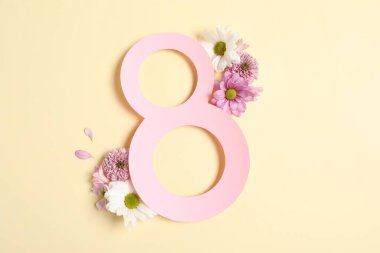 8 Mart tebrik kartı tasarımı açık sarı arka planda güzel çiçekler, üst manzara