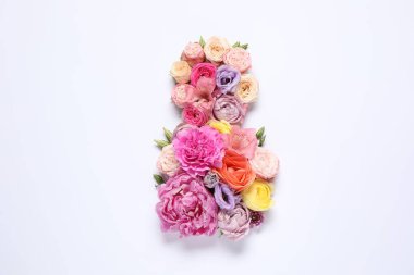 8 Mart tebrik kartı tasarımı beyaz arka planda güzel çiçekler, üst manzara