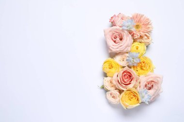 8 Mart tebrik kartı tasarımı beyaz arka planda güzel çiçeklerle yapılmış, üst manzara. Metin için boşluk