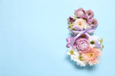 8 Mart tebrik kartı tasarımı açık mavi arka planda güzel çiçeklerle yapıldı, üst manzara. Metin için boşluk