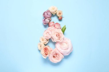 8 Mart tebrik kartı tasarımı açık mavi arka planda güzel çiçeklerle yapıldı, üst manzara