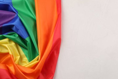 Beyaz arka planda gökkuşağı LGBT bayrağı, üst manzara. Metin için boşluk
