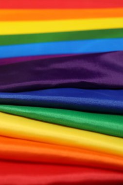 Arkaplan olarak Gökkuşağı LGBT bayrağı, yakın plan görünümü