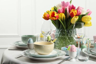 Paskalya kutlaması. Güzel çiçekli ve boyalı yumurtalı şenlik masası.
