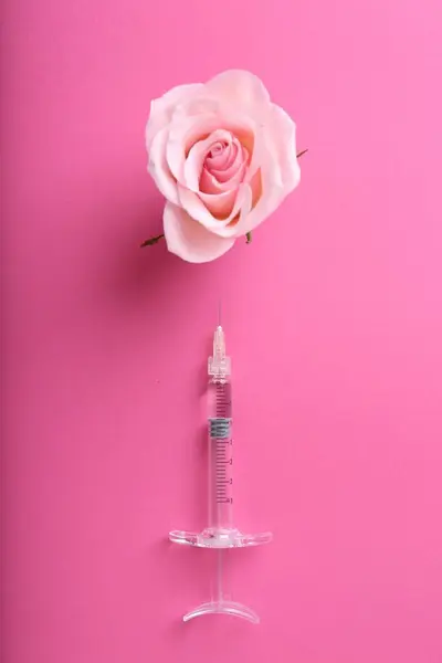 Косметологія Медичний Шприц Квітка Троянди Рожевому Фоні Плоский — стокове фото