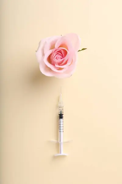 Косметологія Медичний Шприц Квітка Троянди Жовтому Тлі Плоский — стокове фото