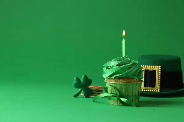 Fête Saint Patrick Gâteau Savoureux Avec Bougie Allumée Chapeau Lutin — Photo